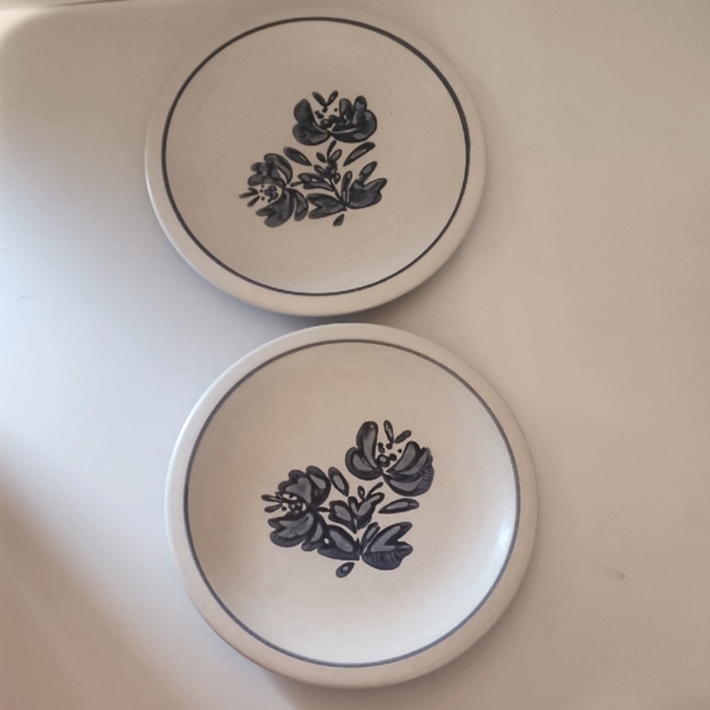 VTG. 2 Set of Pfaltzgraff Yorktowne Floral Stoneware, Dinner Plates. USA